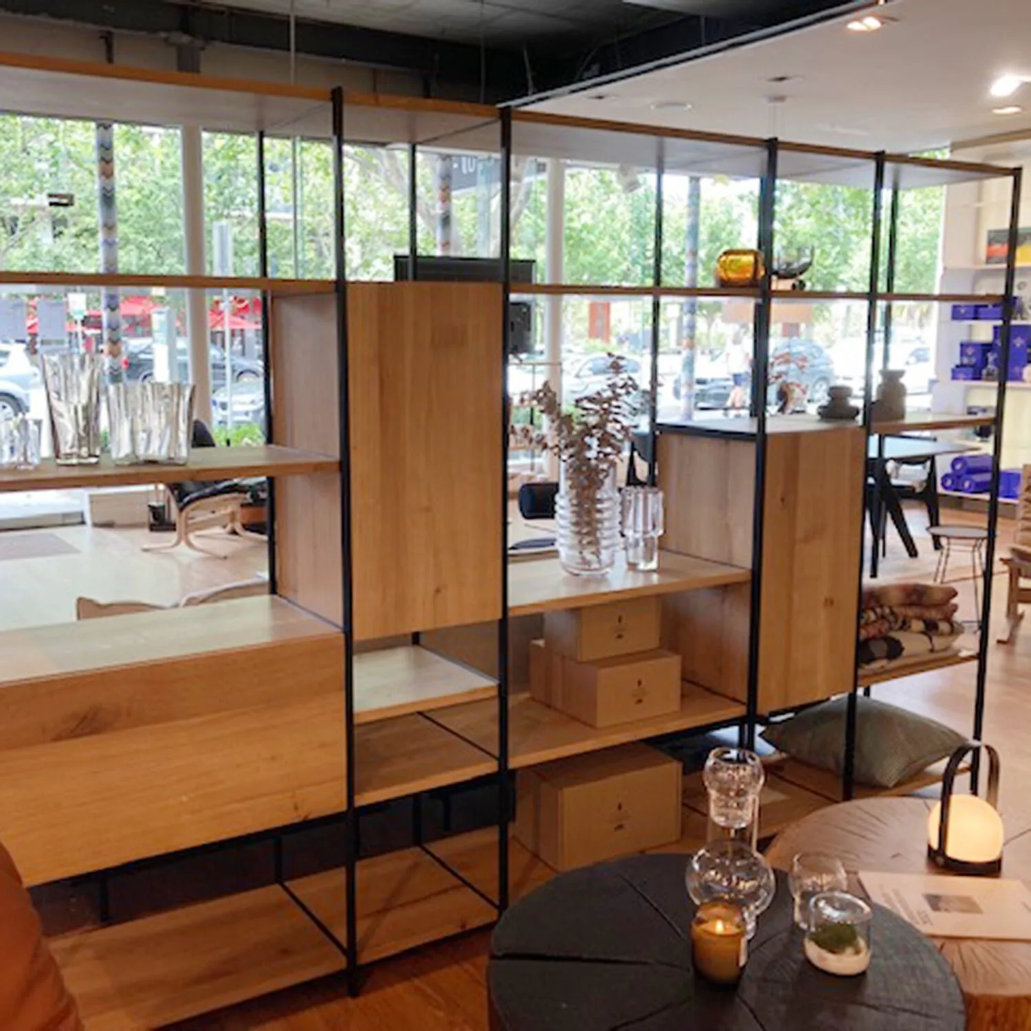 janua | bc 06 room 68 shelving system | 5x5 grid oak   black
